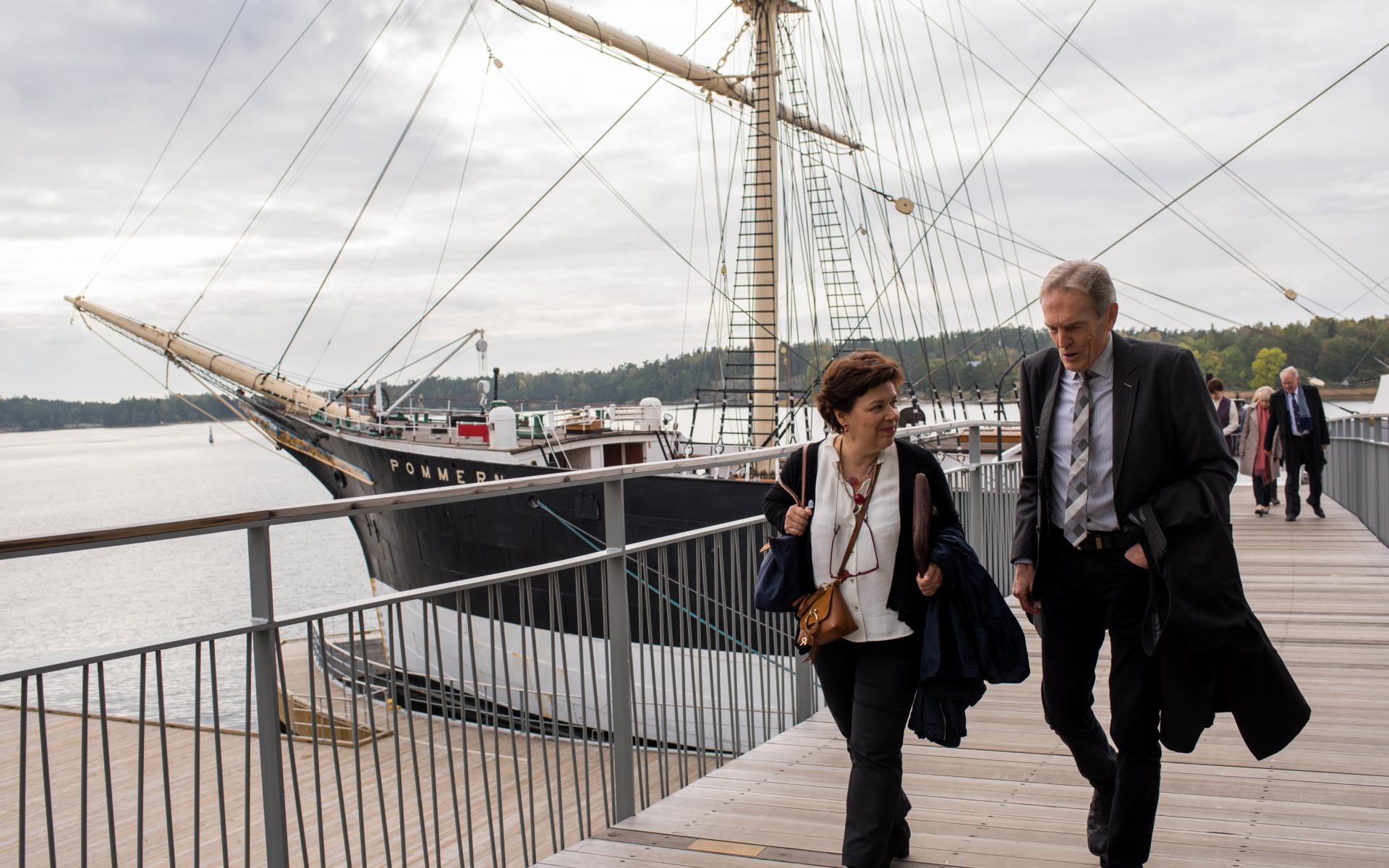 Affärsbekanta i samtal på gångbron från Museifartyget Pommern