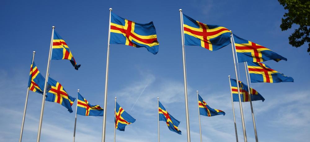 Åländska flaggor mot en blå himmel